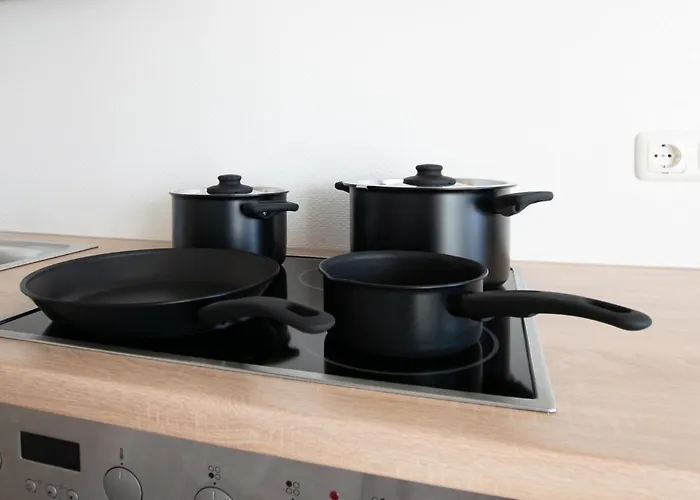 Tolstov House - 6 Haus - Grosse Kueche - Garten - Parkplatz - 25min Messe Dus Appartamento *