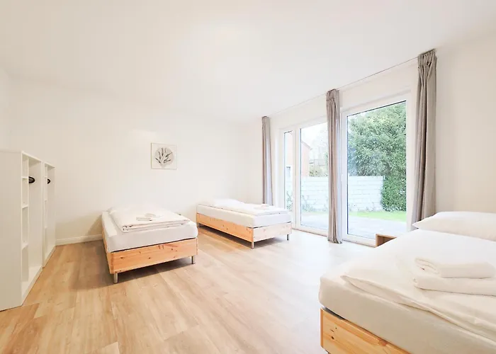 Tolstov House - 6 Haus - Grosse Kueche - Garten - Parkplatz - 25min Messe Dus Appartamento