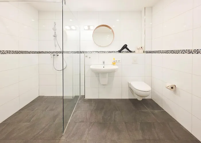 Tolstov House - 6 Haus - Grosse Kueche - Garten - Parkplatz - 25min Messe Dus