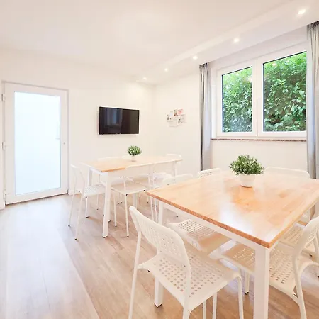 Tolstov House - 6 Haus - Grosse Kueche - Garten - Parkplatz - 25min Messe Dus 아파트 뒤셀도르프