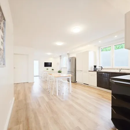 Raj Living - 6 Haus - Grosse Kueche - Garten - Parkplatz - 25min Messe Dus Apartment *