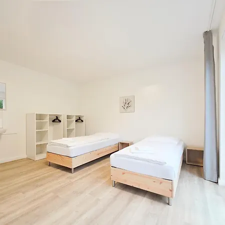 아파트 Tolstov House - 6 Haus - Grosse Kueche - Garten - Parkplatz - 25min Messe Dus 뒤셀도르프