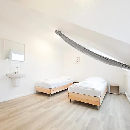 Raj Living - 6 Haus - Grosse Kueche - Garten - Parkplatz - 25min Messe Dus Apartment *