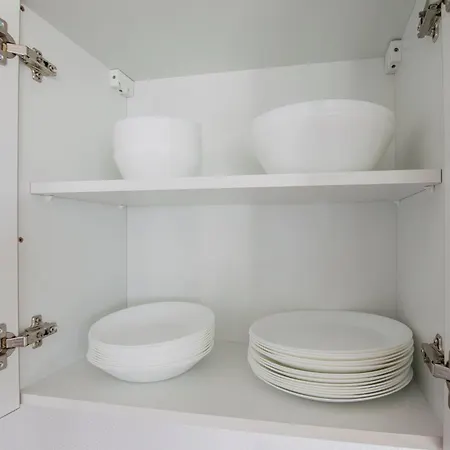 Tolstov House - 6 Haus - Grosse Kueche - Garten - Parkplatz - 25min Messe Dus