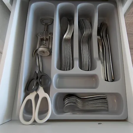 Tolstov House - 6 Haus - Grosse Kueche - Garten - Parkplatz - 25min Messe Dus Апартаменты