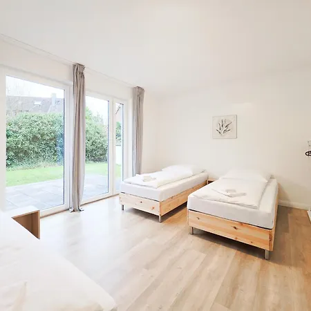 Apartment Raj Living - 6 Haus - Grosse Kueche - Garten - Parkplatz - 25min Messe Dus