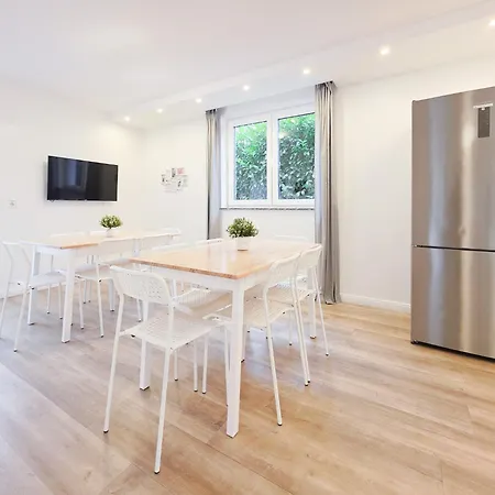 Raj Living - 6 Haus - Grosse Kueche - Garten - Parkplatz - 25min Messe Dus Apartment