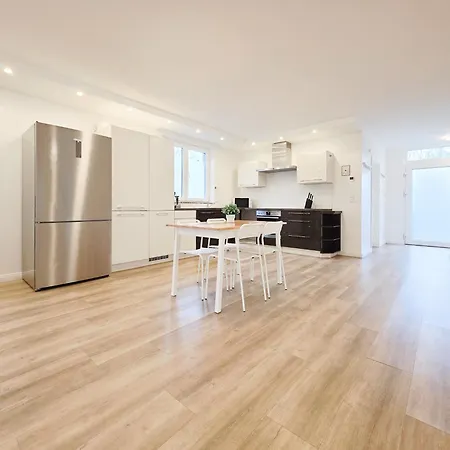 Apartment Raj Living - 6 Haus - Grosse Kueche - Garten - Parkplatz - 25min Messe Dus