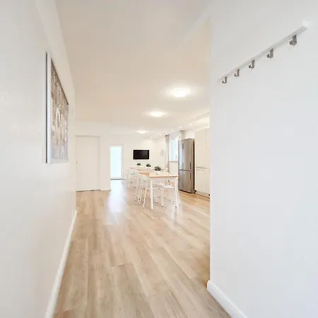 Apartment Raj Living - 6 Haus - Grosse Kueche - Garten - Parkplatz - 25min Messe Dus *