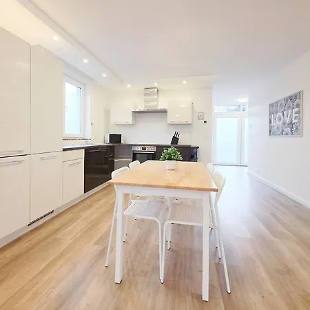 Apartment Raj Living - 6 Haus - Grosse Kueche - Garten - Parkplatz - 25min Messe Dus