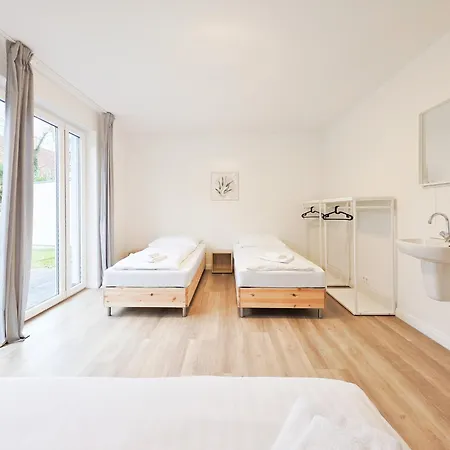 Apartment Raj Living - 6 Haus - Grosse Kueche - Garten - Parkplatz - 25min Messe Dus