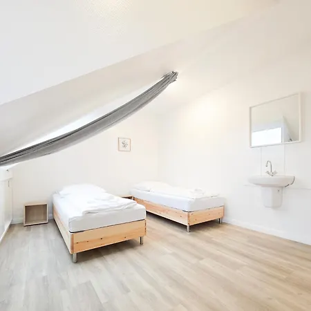 Apartment Raj Living - 6 Haus - Grosse Kueche - Garten - Parkplatz - 25min Messe Dus *