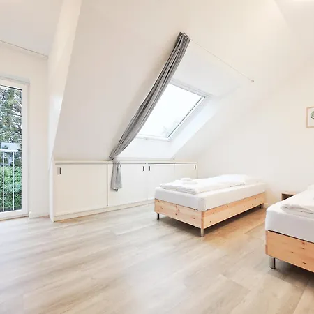 Raj Living - 6 Haus - Grosse Kueche - Garten - Parkplatz - 25min Messe Dus