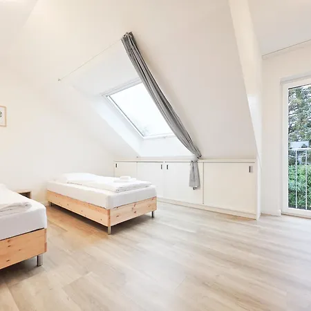 Apartment Raj Living - 6 Haus - Grosse Kueche - Garten - Parkplatz - 25min Messe Dus
