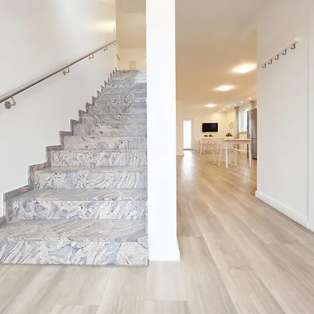 Apartment Raj Living - 6 Haus - Grosse Kueche - Garten - Parkplatz - 25min Messe Dus *