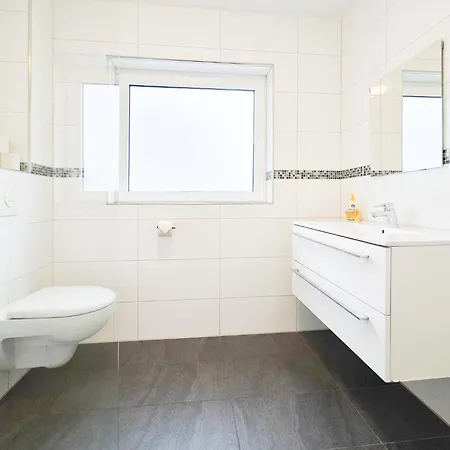 Tolstov House - 6 Haus - Grosse Kueche - Garten - Parkplatz - 25min Messe Dus Апартаменты