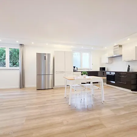 Apartment Raj Living - 6 Haus - Grosse Kueche - Garten - Parkplatz - 25min Messe Dus *