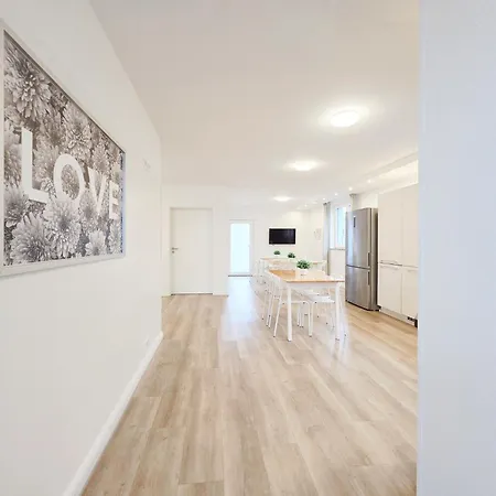 Raj Living - 6 Haus - Grosse Kueche - Garten - Parkplatz - 25min Messe Dus