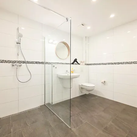 Apartamento Tolstov House - 6 Haus - Grosse Kueche - Garten - Parkplatz - 25min Messe Dus Düsseldorf