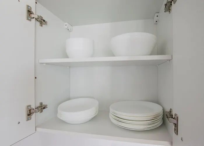 Tolstov House - 6 Haus - Grosse Kueche - Garten - Parkplatz - 25min Messe Dus