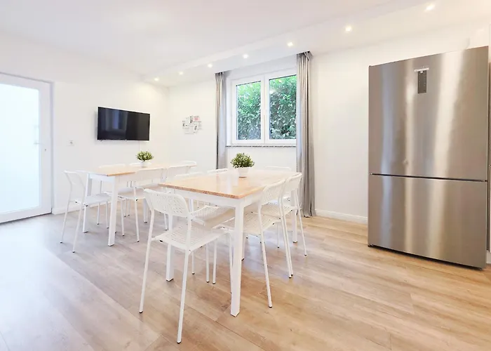 Tolstov House - 6 Haus - Grosse Kueche - Garten - Parkplatz - 25min Messe Dus Lejlighed