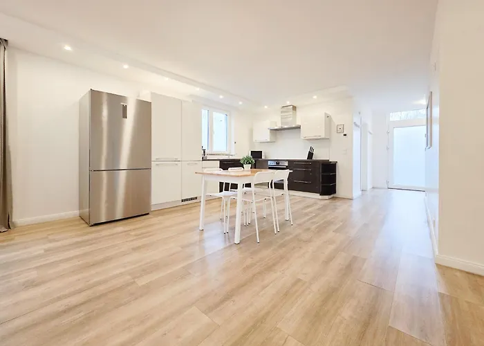 Appartement Tolstov House - 6 Haus - Grosse Kueche - Garten - Parkplatz - 25min Messe Dus