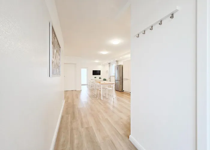 Appartement Tolstov House - 6 Haus - Grosse Kueche - Garten - Parkplatz - 25min Messe Dus *