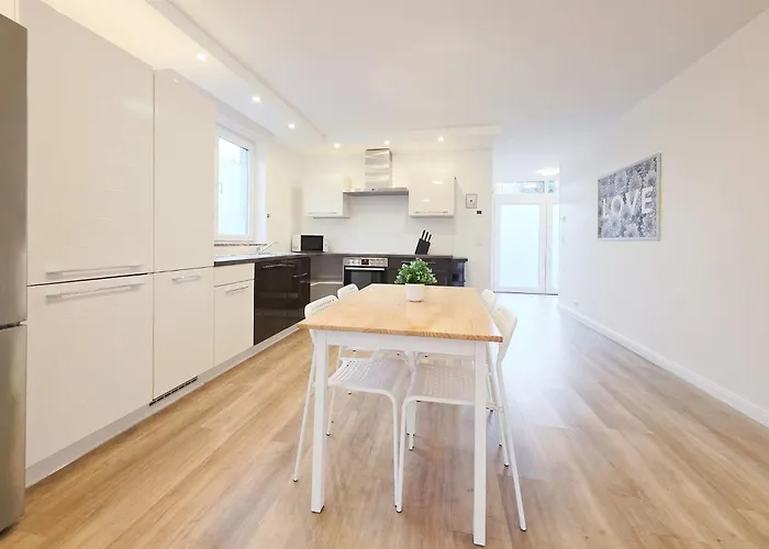 Appartement Tolstov House - 6 Haus - Grosse Kueche - Garten - Parkplatz - 25min Messe Dus