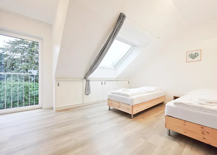 Tolstov House - 6 Haus - Grosse Kueche - Garten - Parkplatz - 25min Messe Dus