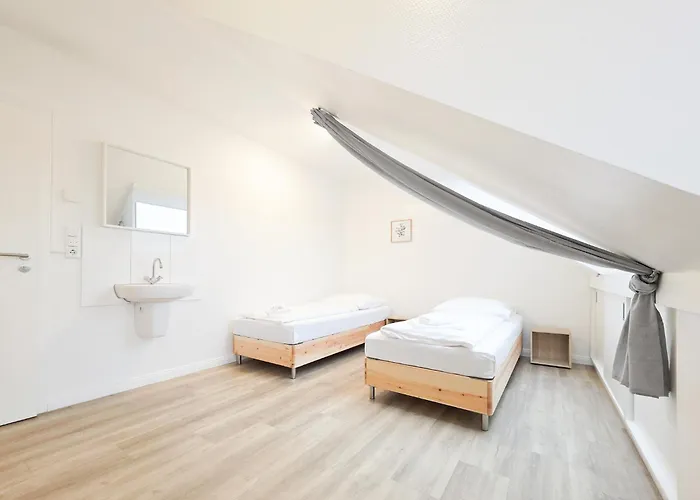 Tolstov House - 6 Haus - Grosse Kueche - Garten - Parkplatz - 25min Messe Dus Appartement *