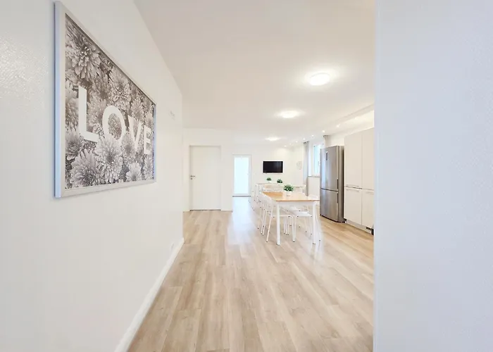 Tolstov House - 6 Haus - Grosse Kueche - Garten - Parkplatz - 25min Messe Dus