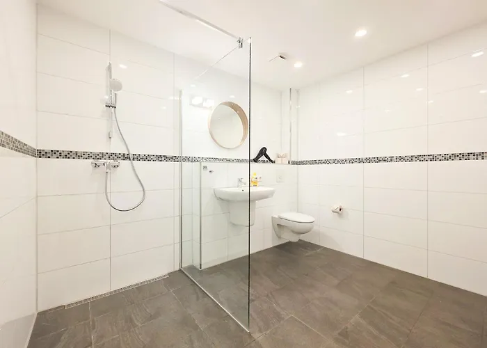 Appartement Tolstov House - 6 Haus - Grosse Kueche - Garten - Parkplatz - 25min Messe Dus Düsseldorf