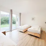 Apartman Tolstov House - 6 Haus - Grosse Kueche - Garten - Parkplatz - 25min Messe Dus