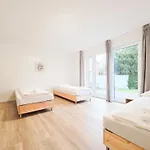 Tolstov House - 6 Haus - Grosse Kueche - Garten - Parkplatz - 25min Messe Dus Apartman