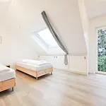 Apartman Tolstov House - 6 Haus - Grosse Kueche - Garten - Parkplatz - 25min Messe Dus