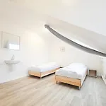 Tolstov House - 6 Haus - Grosse Kueche - Garten - Parkplatz - 25min Messe Dus Apartman *