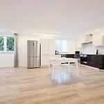 Apartman Tolstov House - 6 Haus - Grosse Kueche - Garten - Parkplatz - 25min Messe Dus *
