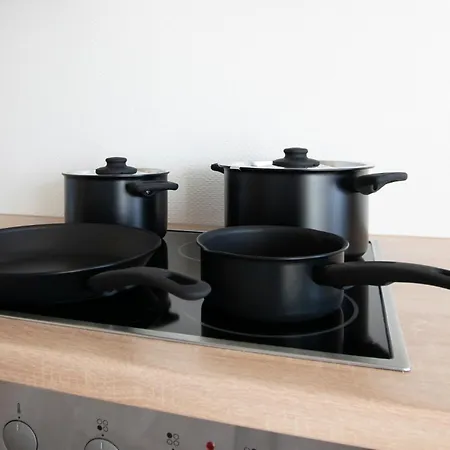 Tolstov House - 6 Haus - Grosse Kueche - Garten - Parkplatz - 25min Messe Dus アパート *