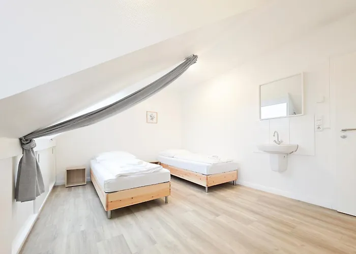 アパート Tolstov House - 6 Haus - Grosse Kueche - Garten - Parkplatz - 25min Messe Dus *