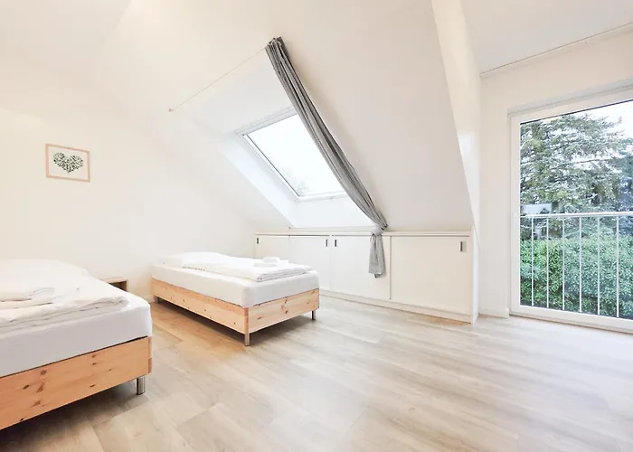 アパート Tolstov House - 6 Haus - Grosse Kueche - Garten - Parkplatz - 25min Messe Dus