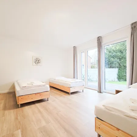 Tolstov House - 6 Haus - Grosse Kueche - Garten - Parkplatz - 25min Messe Dus شقة