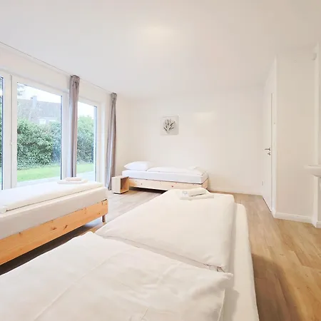 Tolstov House - 6 Haus - Grosse Kueche - Garten - Parkplatz - 25min Messe Dus شقة *