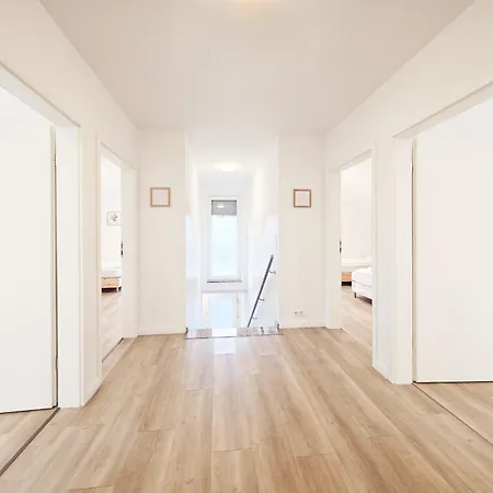 Tolstov House - 6 Haus - Grosse Kueche - Garten - Parkplatz - 25min Messe Dus *