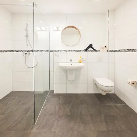 Tolstov House - 6 Haus - Grosse Kueche - Garten - Parkplatz - 25min Messe Dus