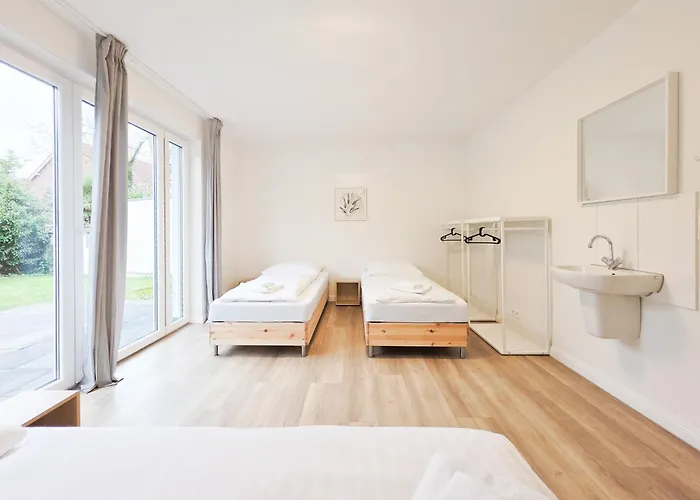 公寓 Tolstov House - 6 Haus - Grosse Kueche - Garten - Parkplatz - 25min Messe Dus