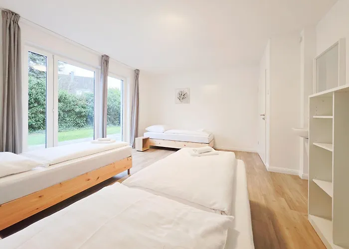 Tolstov House - 6 Haus - Grosse Kueche - Garten - Parkplatz - 25min Messe Dus 公寓 *