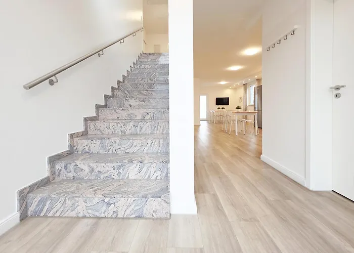 公寓 Tolstov House - 6 Haus - Grosse Kueche - Garten - Parkplatz - 25min Messe Dus *