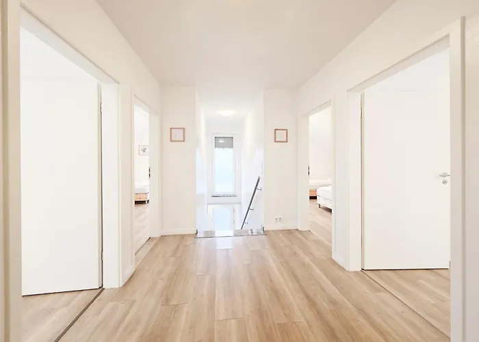 Tolstov House - 6 Haus - Grosse Kueche - Garten - Parkplatz - 25min Messe Dus *