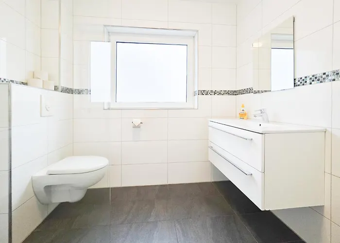 Tolstov House - 6 Haus - Grosse Kueche - Garten - Parkplatz - 25min Messe Dus 公寓